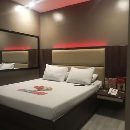Hotel Sogo Pasay Wood Street Екстер'єр фото