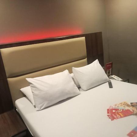 Hotel Sogo Pasay Wood Street Екстер'єр фото
