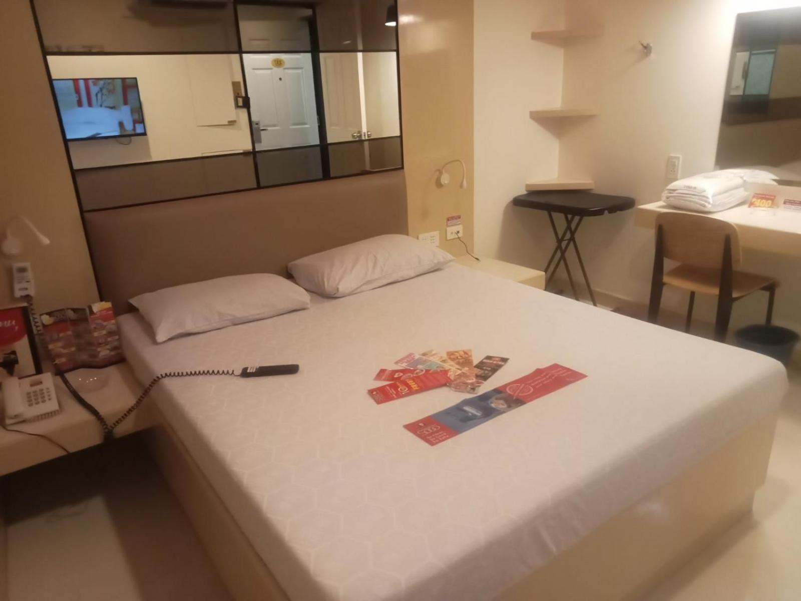Hotel Sogo Pasay Wood Street Екстер'єр фото