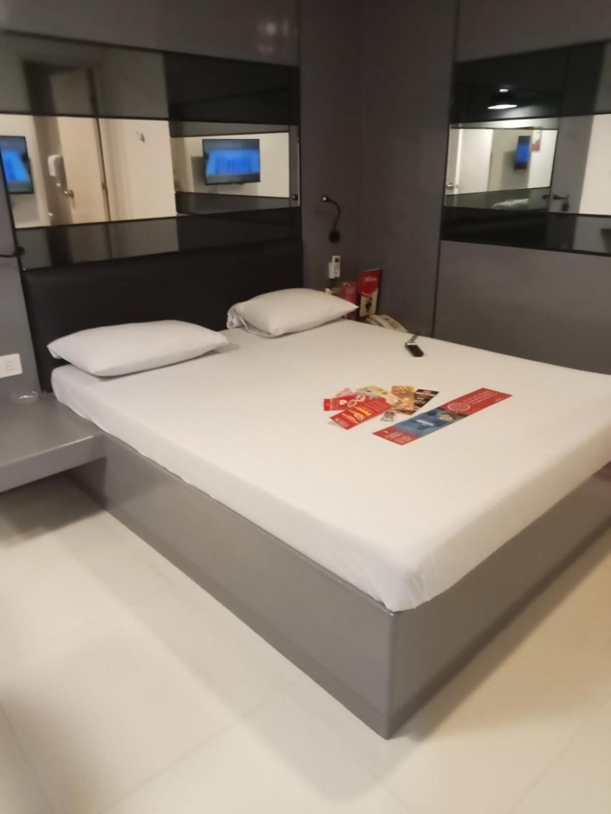 Hotel Sogo Pasay Wood Street Екстер'єр фото