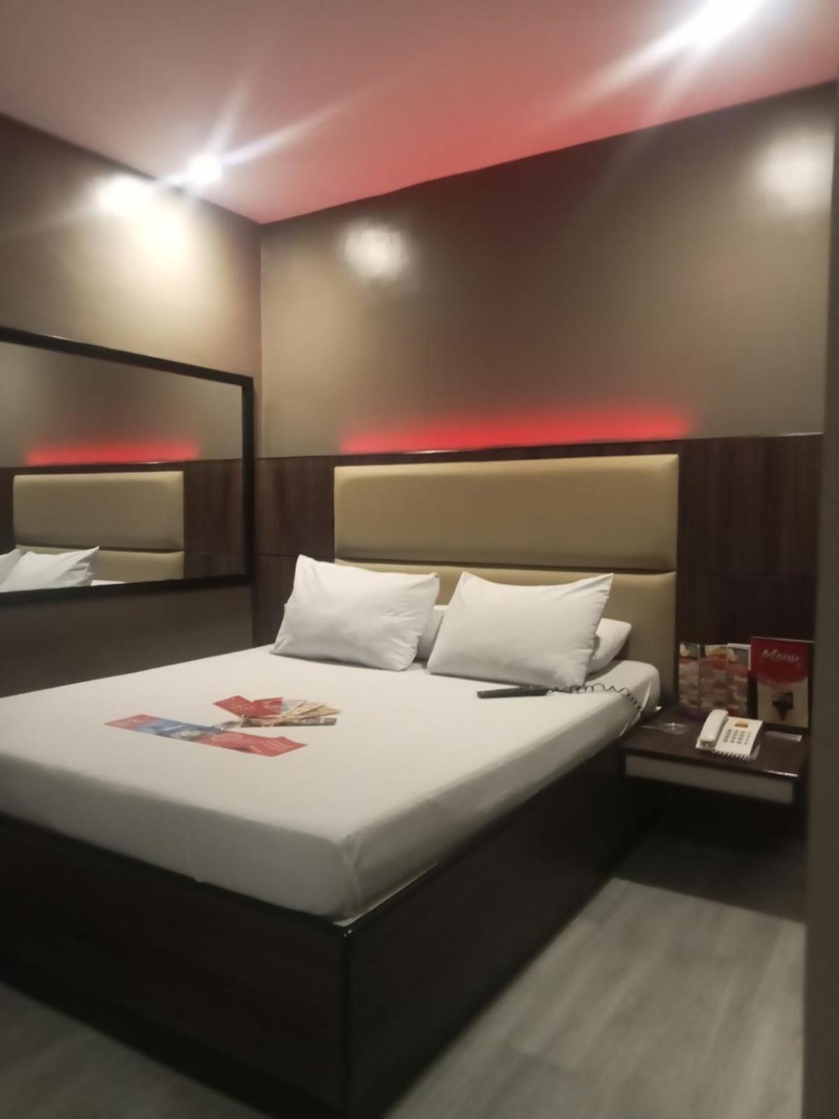 Hotel Sogo Pasay Wood Street Екстер'єр фото