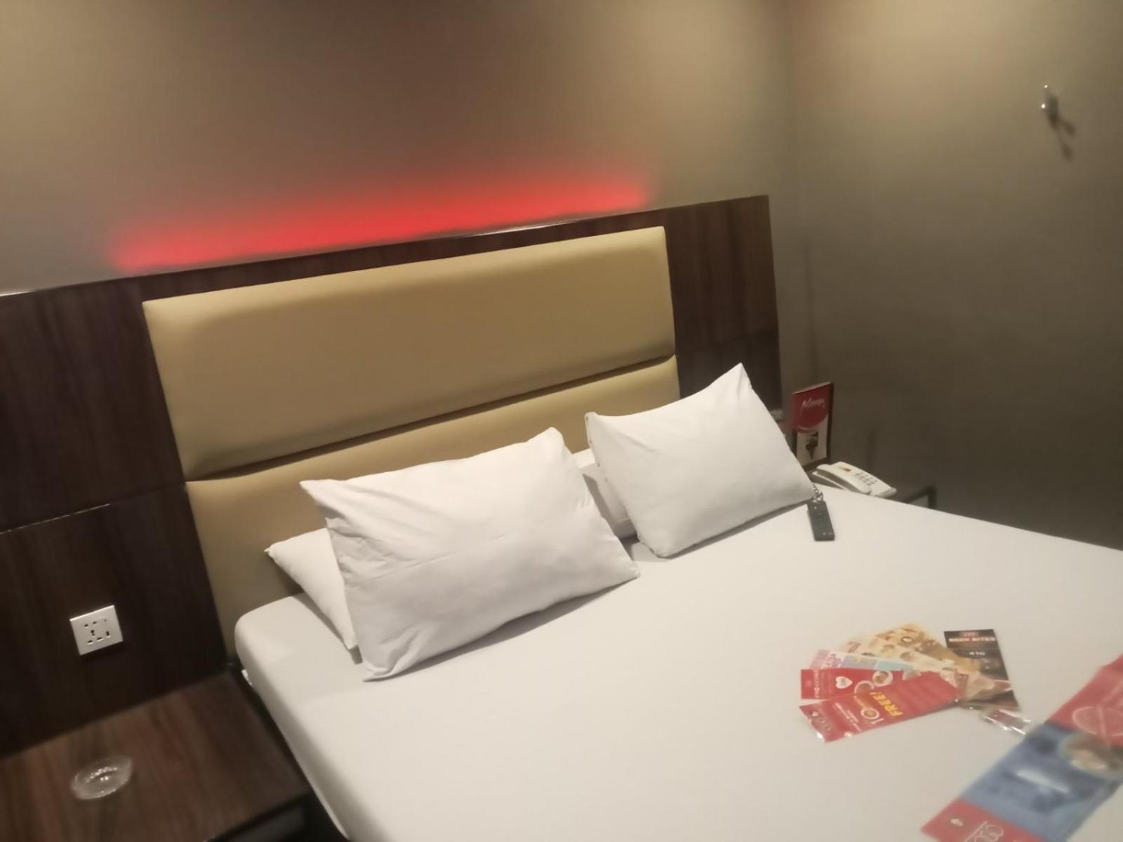Hotel Sogo Pasay Wood Street Екстер'єр фото