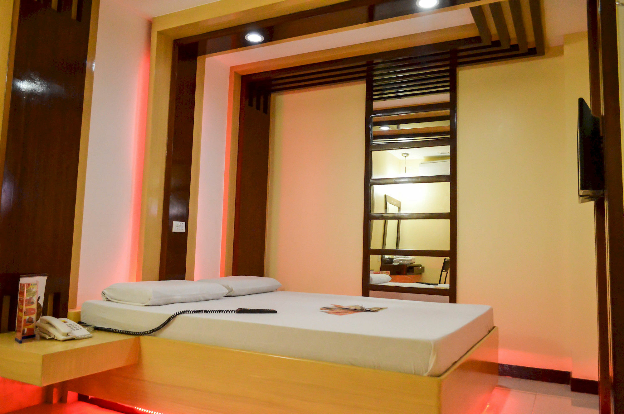 Hotel Sogo Pasay Wood Street Екстер'єр фото